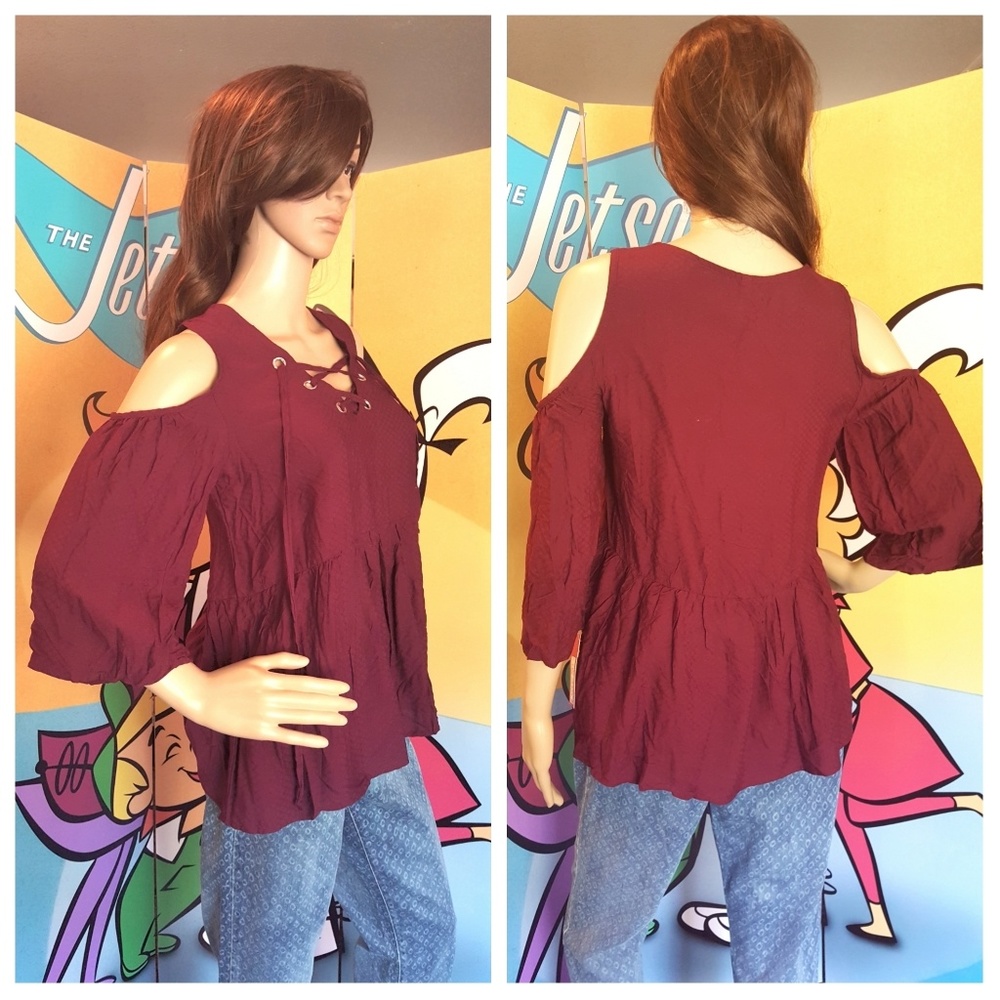 ⬇️ Burgundy Cold Shoulder Top Size Small